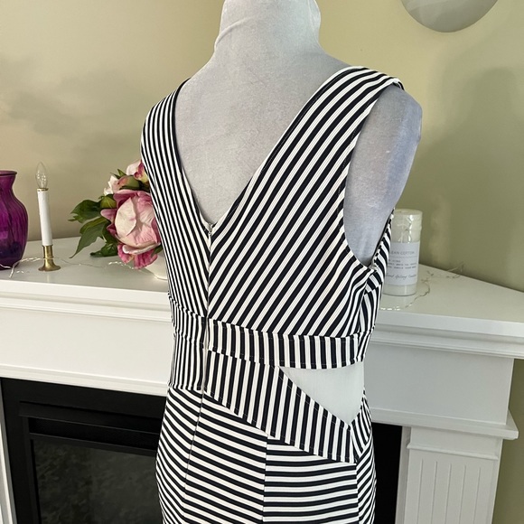 Bniina Navy Striped Plunging Neckline Mesh Insert Sleeveless Bodycon Dresses - Picture 7 of 9